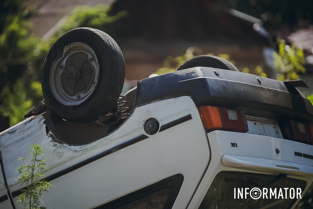 По словам владельца дома, возле которого произошел инцидент, ДТП произошло ночью около 3:00. В Днепре на Казака Мамая "Таврия" перевернулась на крышу 3