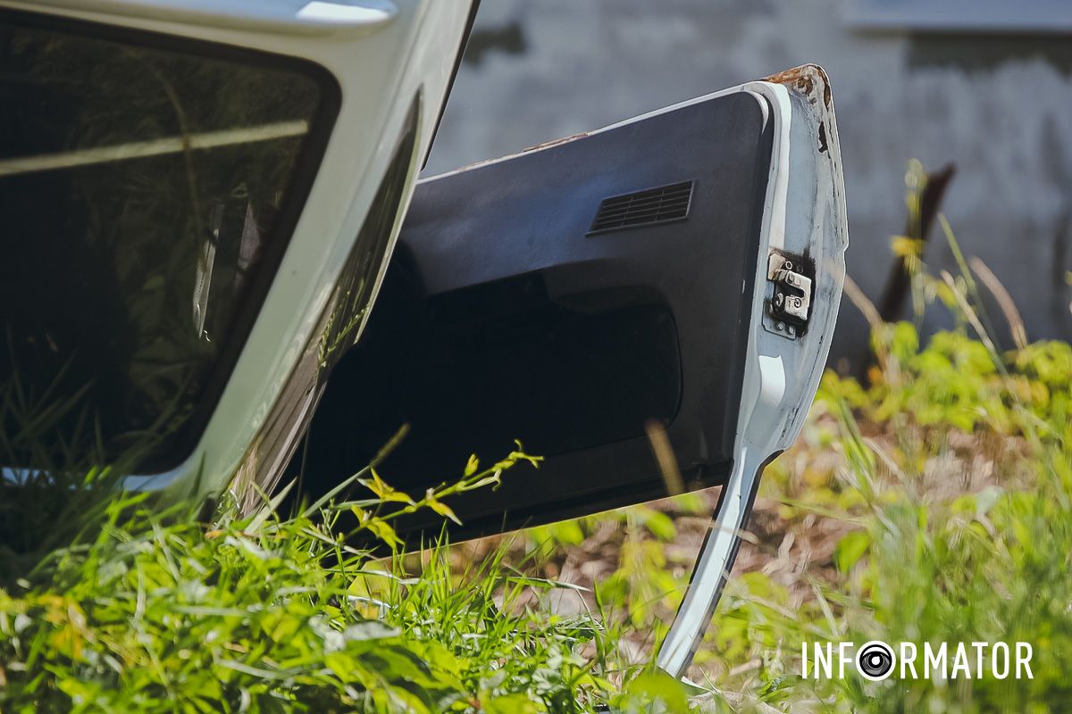 По состоянию на 9:45 на обочине улицы лежит Таврия В Днепре на Казака Мамая "Таврия" перевернулась на крышу 2