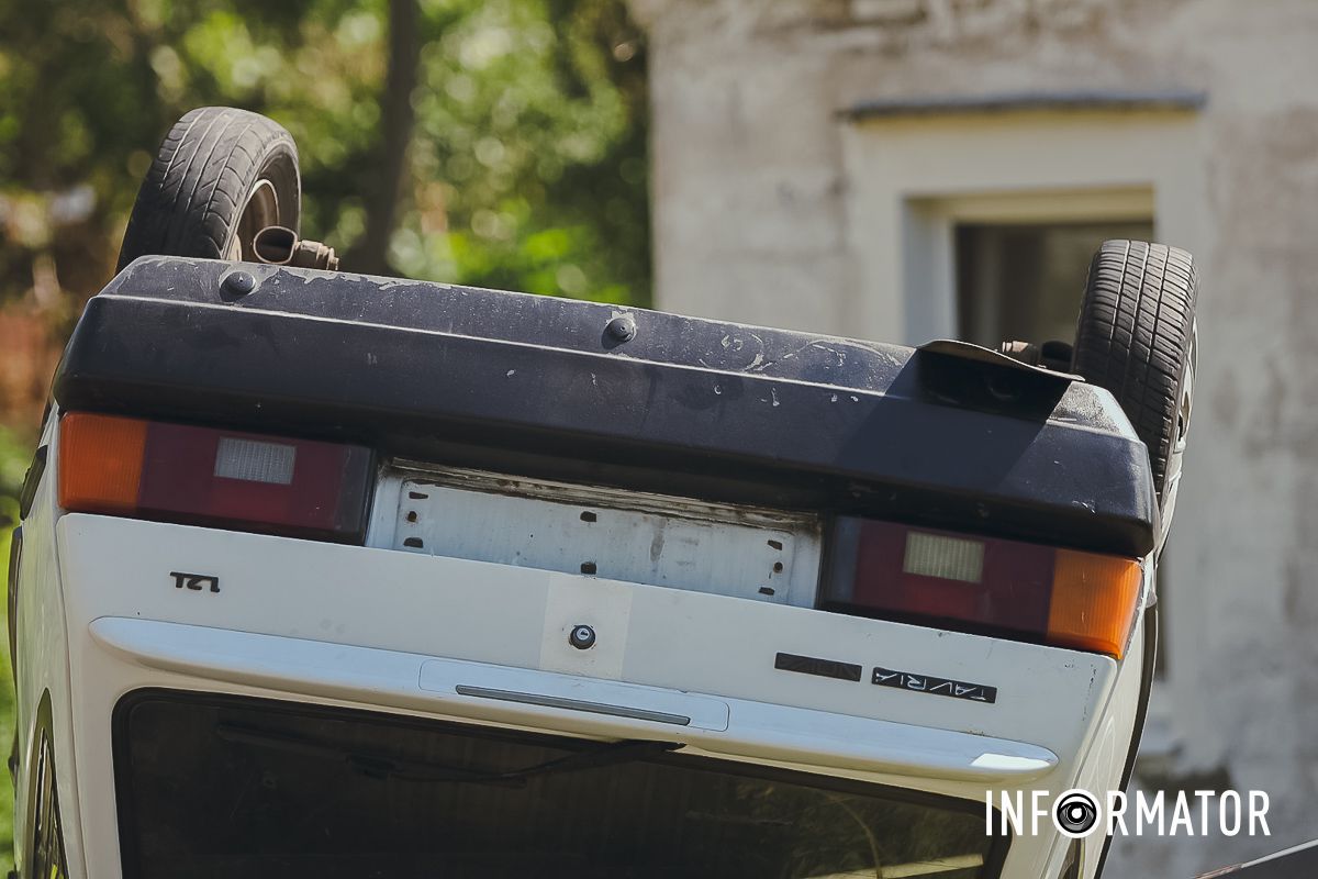 Во вторник, 16 июля, в Днепре на улице Казака Мамая произошло ДТП В Днепре на Казака Мамая "Таврия" перевернулась на крышу 1