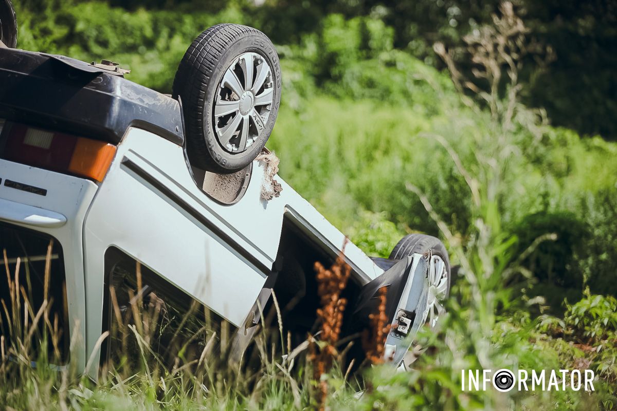 Соблюдайте скоростной режим В Днепре на Казака Мамая "Таврия" перевернулась на крышу 21