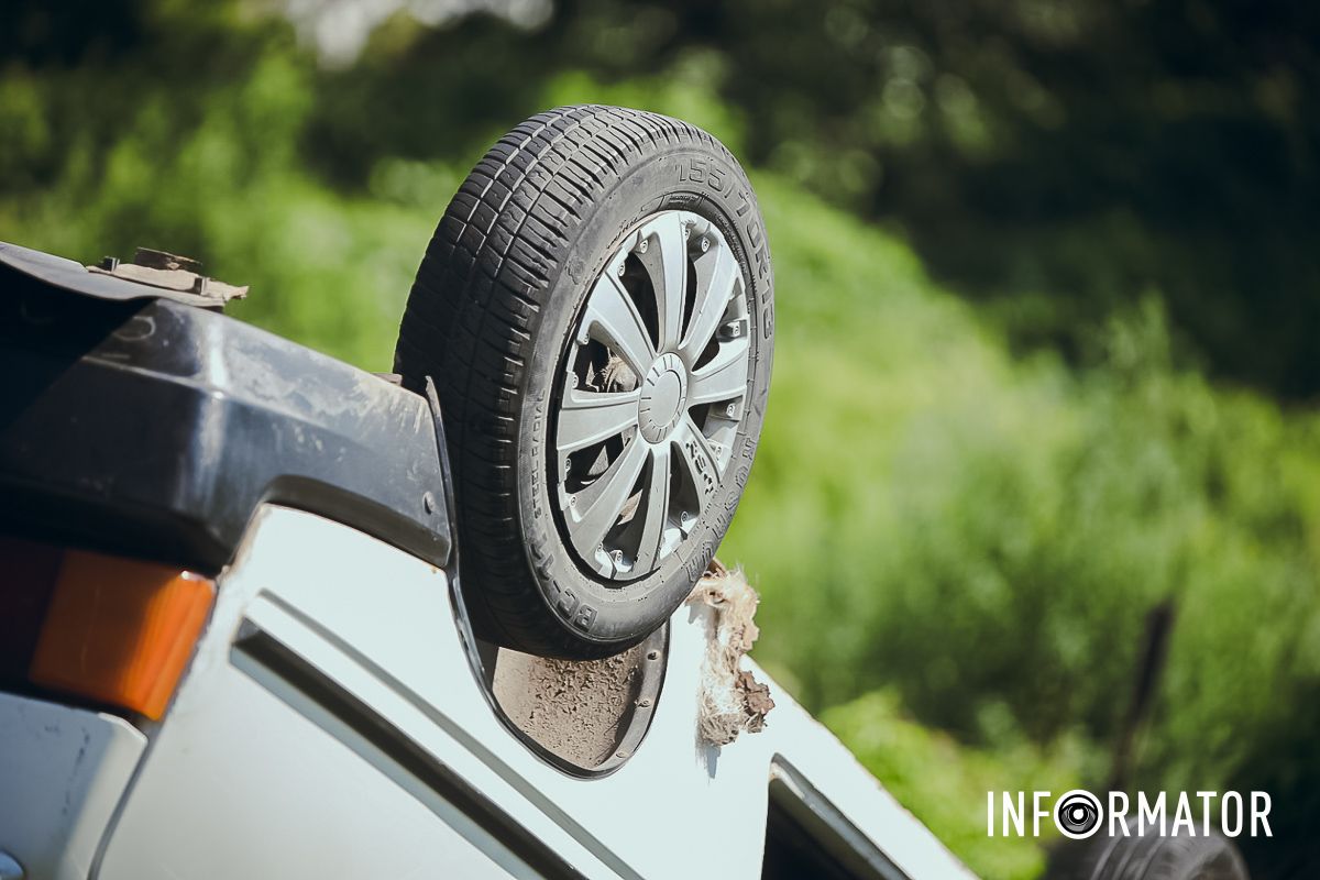 Все детали выяснят полицейские В Днепре на Казака Мамая "Таврия" перевернулась на крышу 16