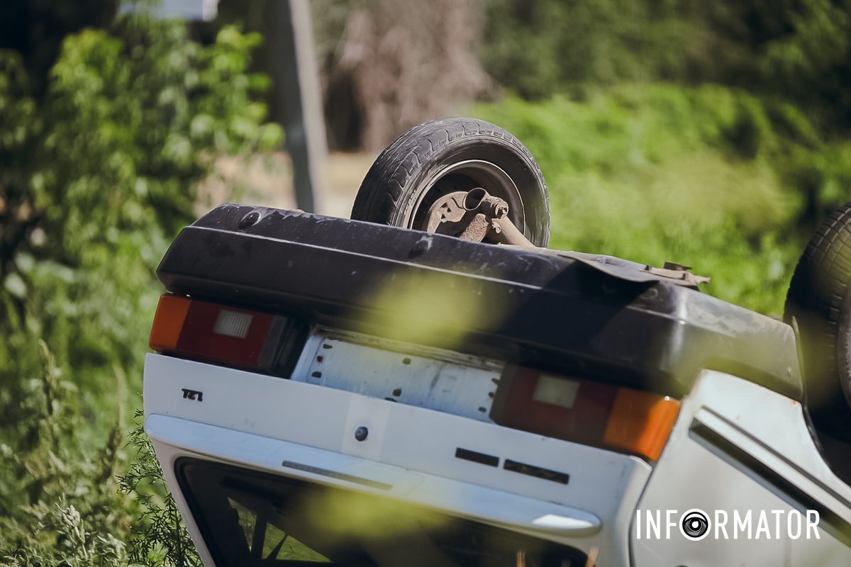Фото: Дмитрий Дворский В Днепре на Казака Мамая "Таврия" перевернулась на крышу 11