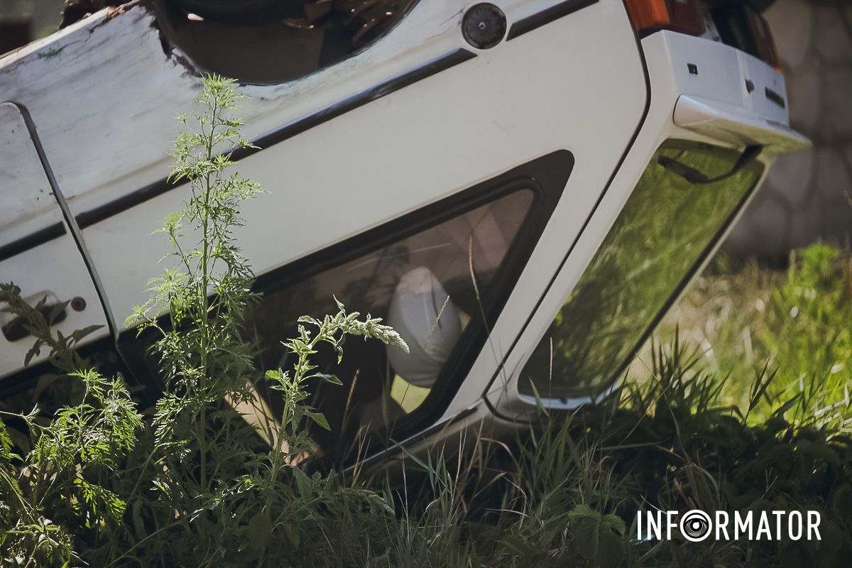 Информации о пострадавших нет В Днепре на Казака Мамая "Таврия" перевернулась на крышу 15