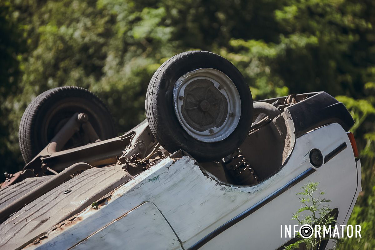 Авто еще не убрали В Днепре на Казака Мамая "Таврия" перевернулась на крышу 12