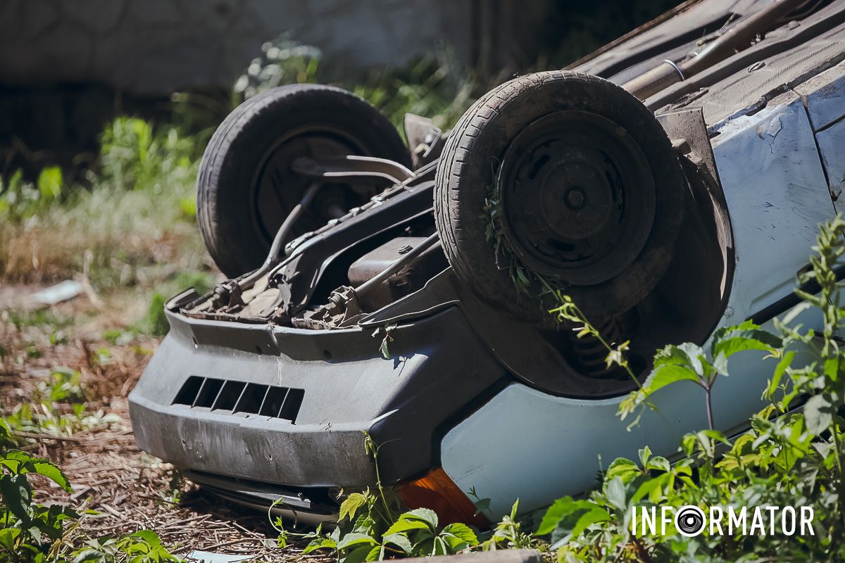 Будьте внимательны на дороге В Днепре на Казака Мамая "Таврия" перевернулась на крышу 10