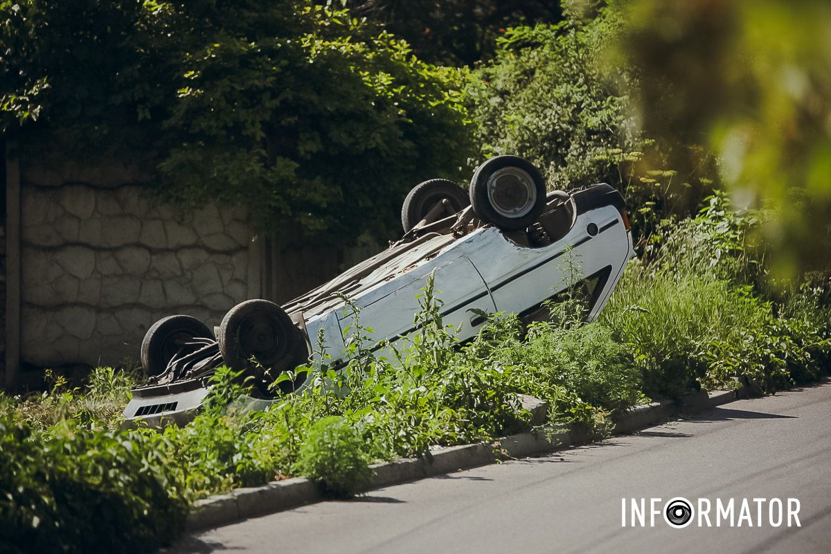 Соблюдайте ПДД В Днепре на Казака Мамая "Таврия" перевернулась на крышу 7