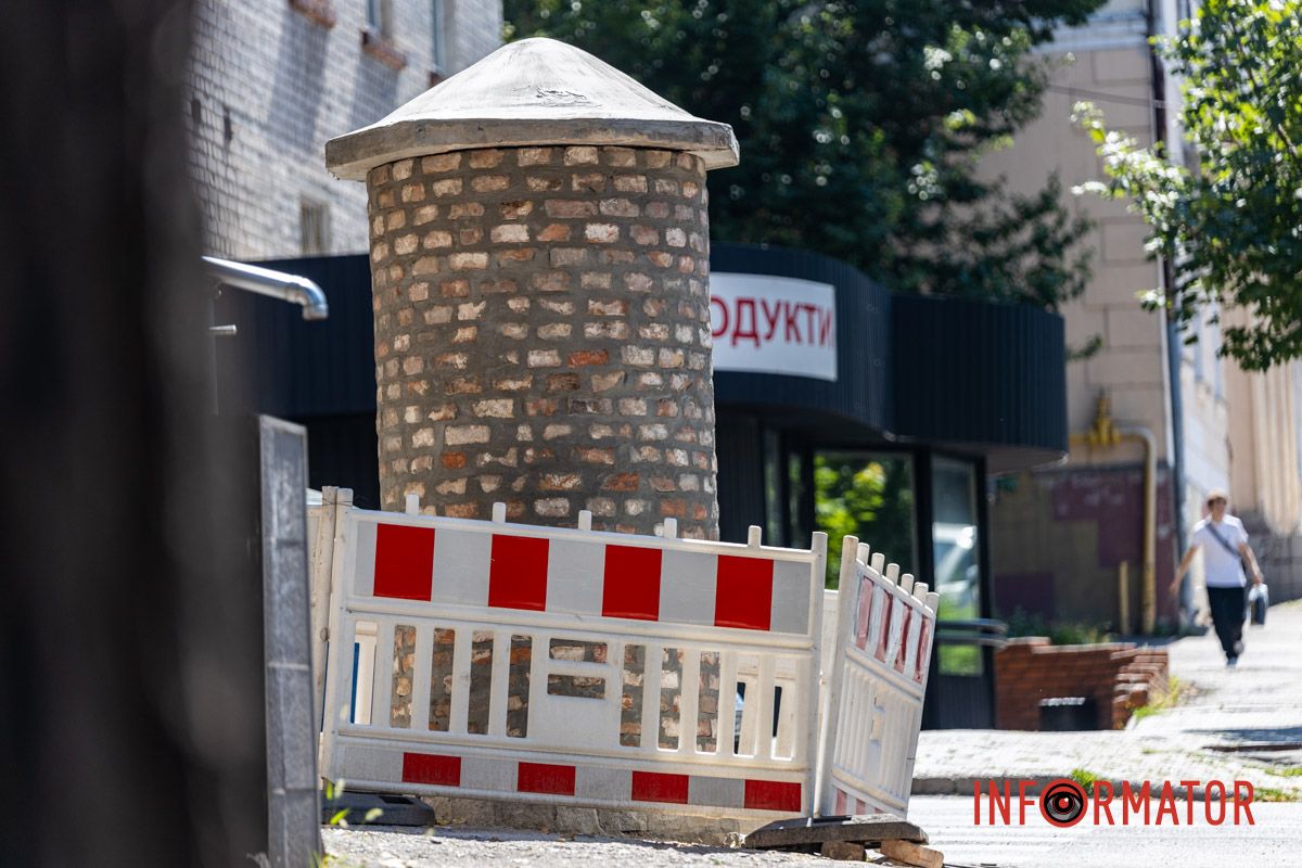 На пересечении улиц Паторжинского и Моссаковского в Днепре установили новую афишную тумбу