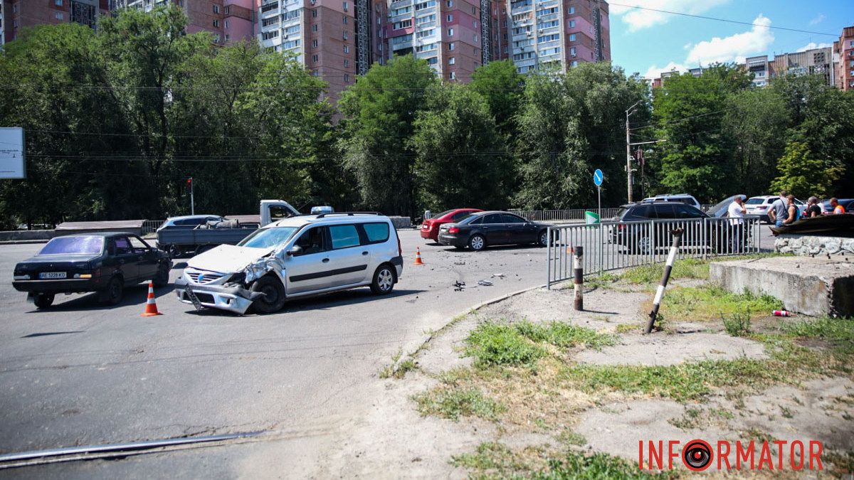 У Дніпрі на Запорізькому шосе Dacia влетіла у BMW: одного з водіїв ушпиталили
