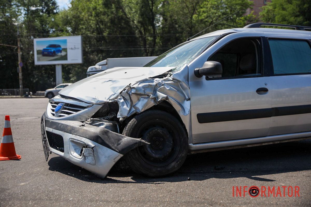 Все обстоятельства происшествия устанавливают правоохранители В Днепре на Запорожском шоссе Dacia влетела в BMW: одного из водителей госпитализировали 10