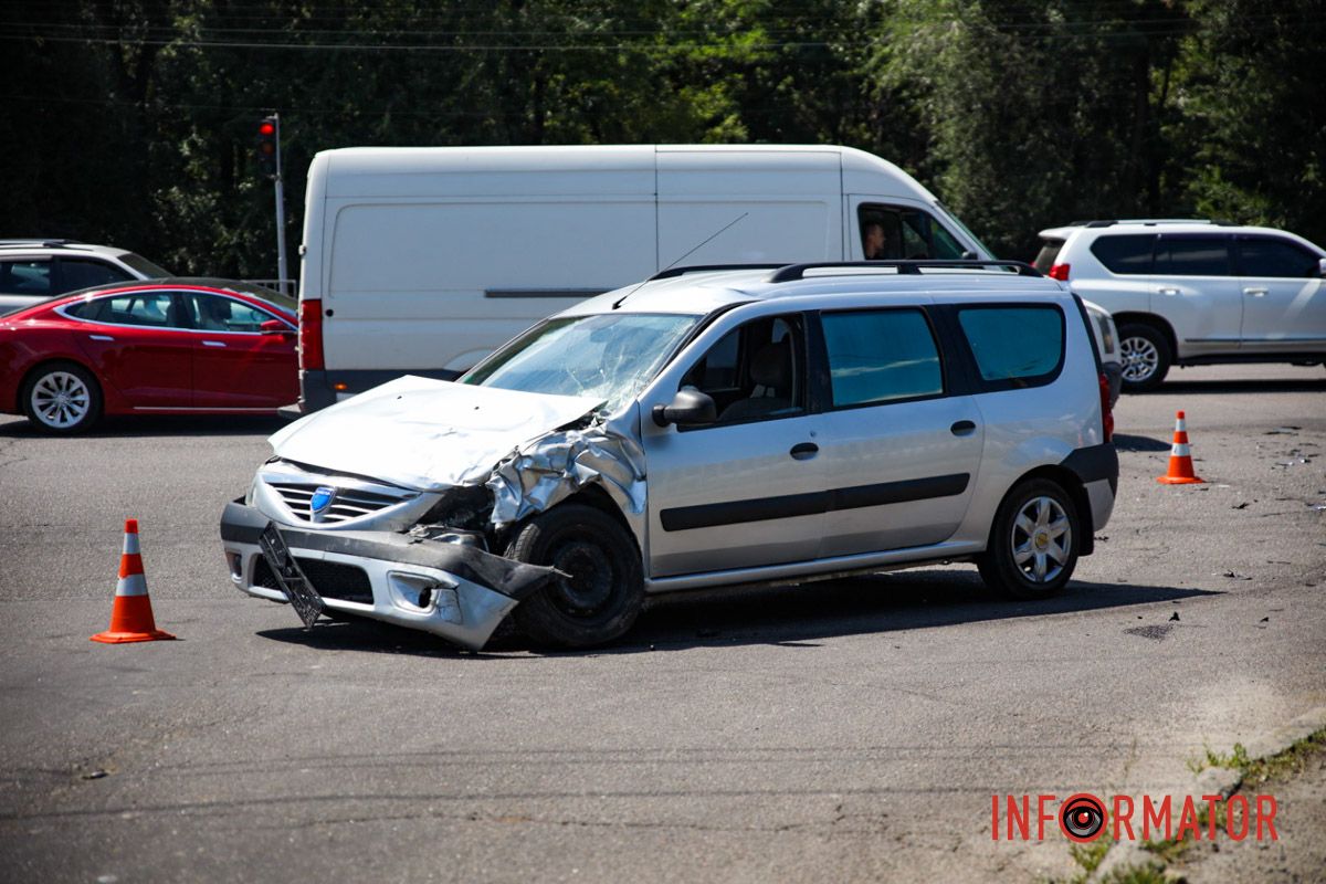 Авария произошла около 11:45 В Днепре на Запорожском шоссе Dacia влетела в BMW: одного из водителей госпитализировали 3
