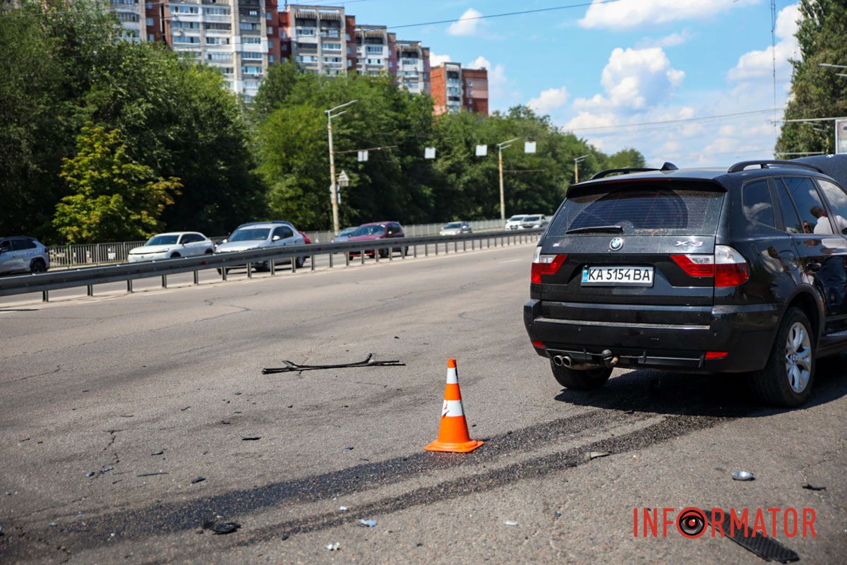 На месте работают медики и полицейские В Днепре на Запорожском шоссе Dacia влетела в BMW: одного из водителей госпитализировали 4