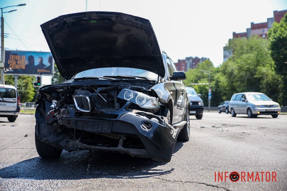 ДТП на перекрестке Запорожского шоссе и улицы Космической В Днепре на Запорожском шоссе Dacia влетела в BMW: одного из водителей госпитализировали