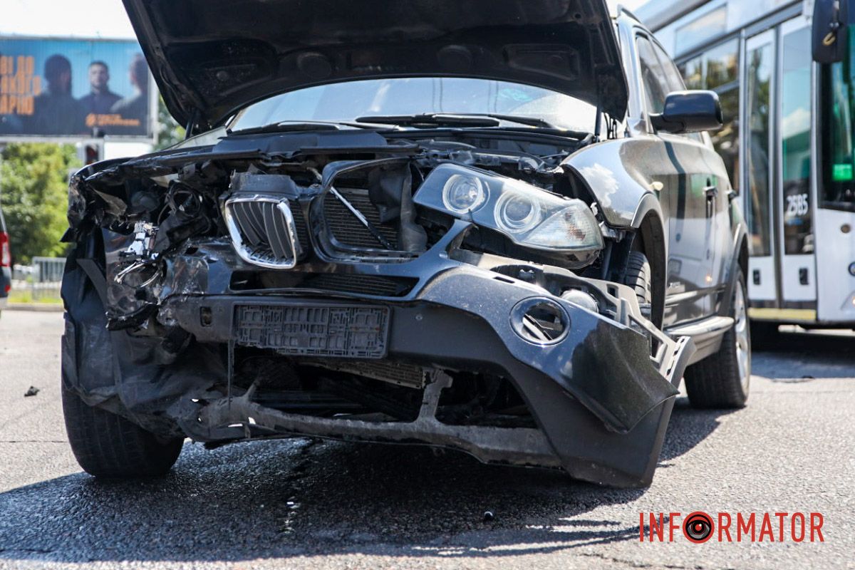 В сторону улицы Космической поворачивал BMW В Днепре на Запорожском шоссе Dacia влетела в BMW: одного из водителей госпитализировали 6