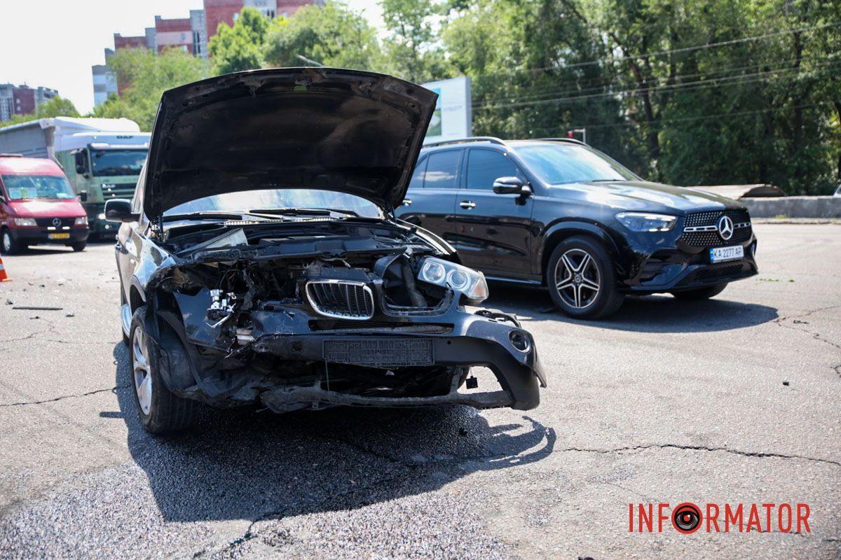 Движение на этом участке не затруднено В Днепре на Запорожском шоссе Dacia влетела в BMW: одного из водителей госпитализировали 9