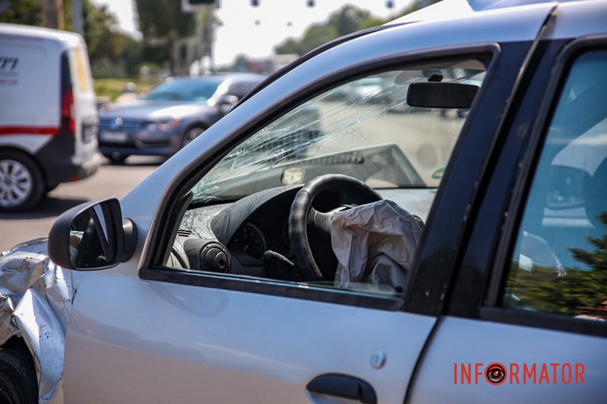 Водитель BMW обратился за медицинской помощью В Днепре на Запорожском шоссе Dacia влетела в BMW: одного из водителей госпитализировали 7