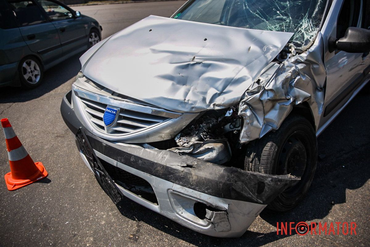 Столкнулись Dacia и BMW В Днепре на Запорожском шоссе Dacia влетела в BMW: одного из водителей госпитализировали 2