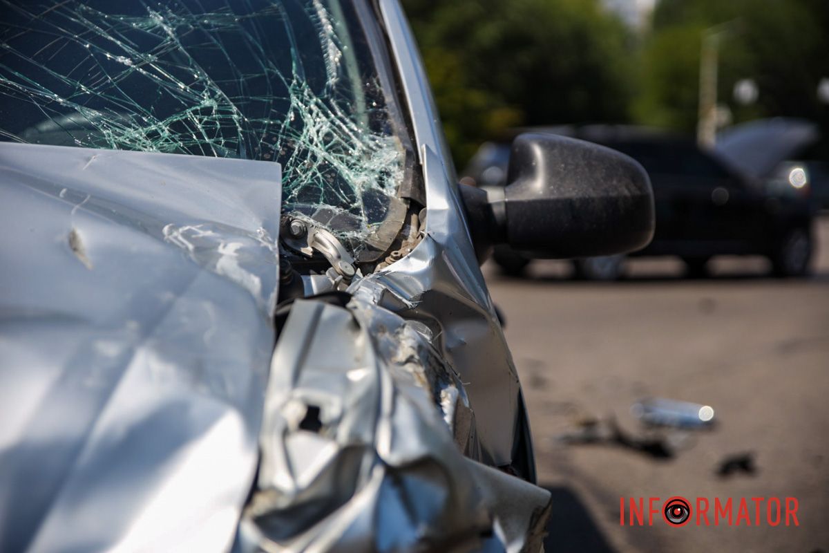 Dacia ехала по Запорожскому шоссе в сторону проспекта Науки В Днепре на Запорожском шоссе Dacia влетела в BMW: одного из водителей госпитализировали 5