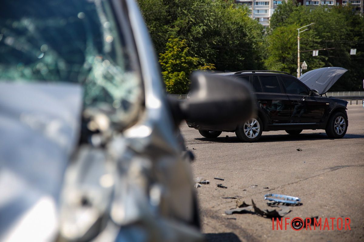 Пострадавшего госпитализировали В Днепре на Запорожском шоссе Dacia влетела в BMW: одного из водителей госпитализировали 8