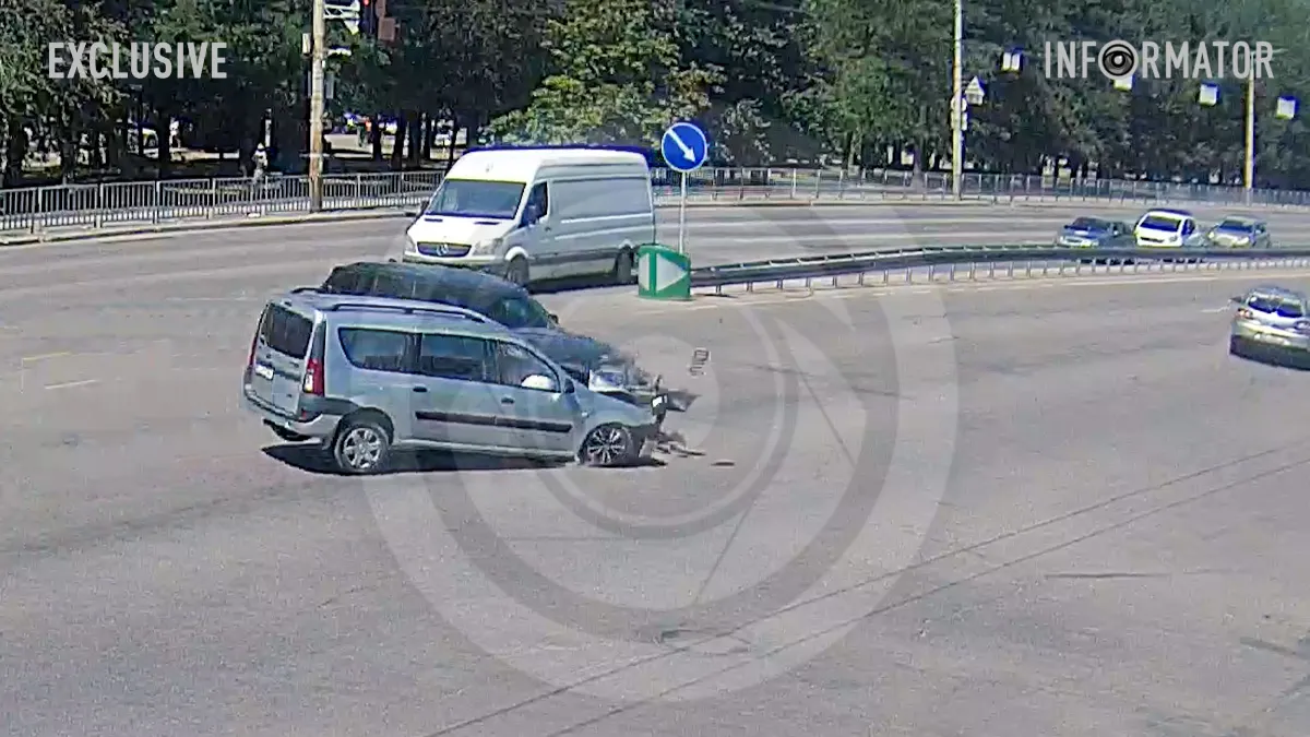 Видео момента ДТП: в Днепре на Запорожском шоссе Dacia влетела в BMW