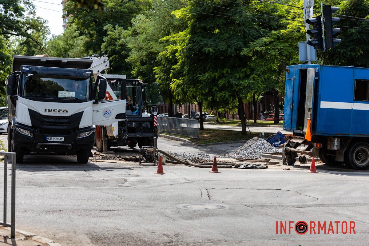 В Днепре перекрыли улицу Гоголя: коммунальщики снова раскопали яму