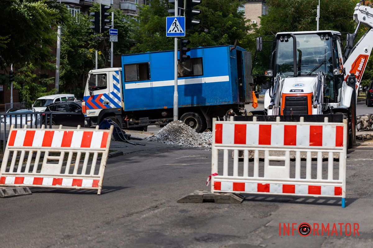 В Днепре перекрыли улицу Гоголя: коммунальщики снова раскопали яму 8