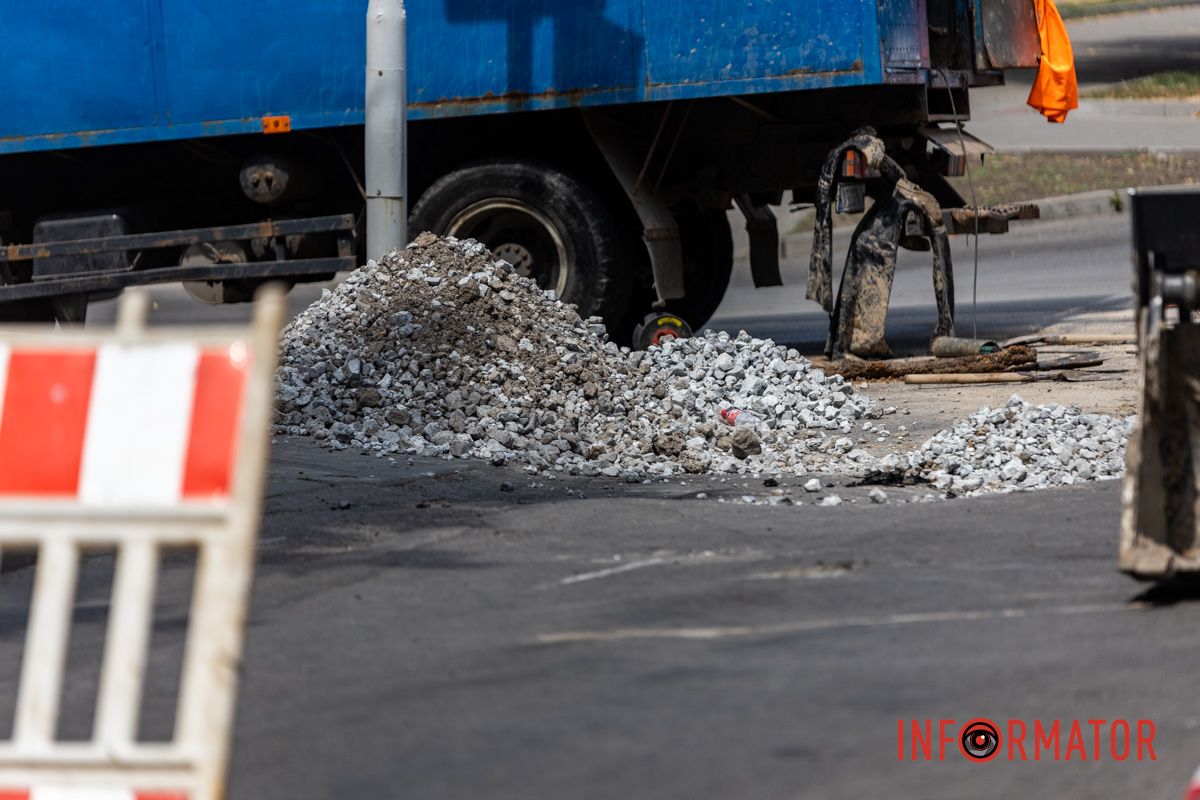 В Днепре перекрыли улицу Гоголя: коммунальщики снова раскопали яму 10