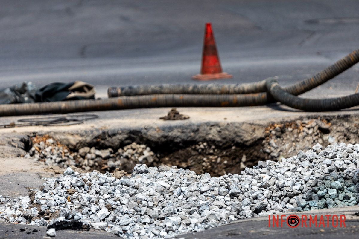 В Днепре перекрыли улицу Гоголя: коммунальщики снова раскопали яму 6