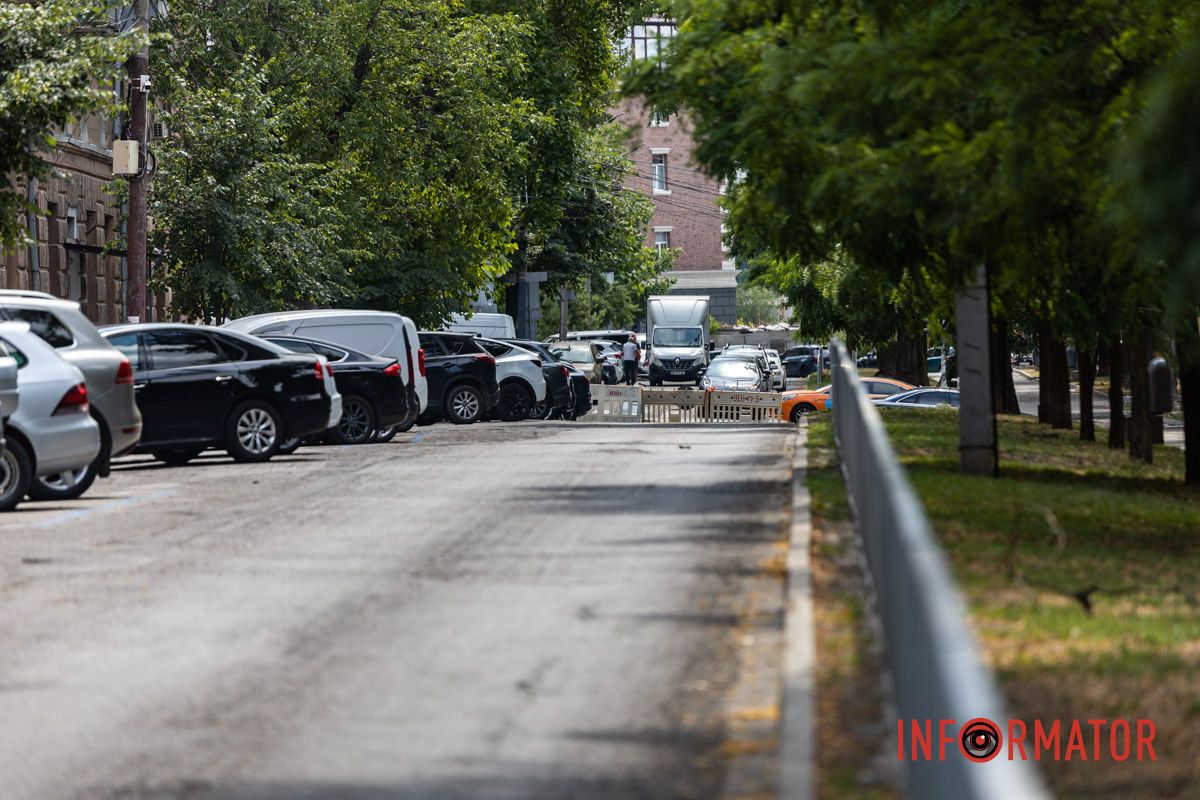 В Днепре перекрыли улицу Гоголя: коммунальщики снова раскопали яму