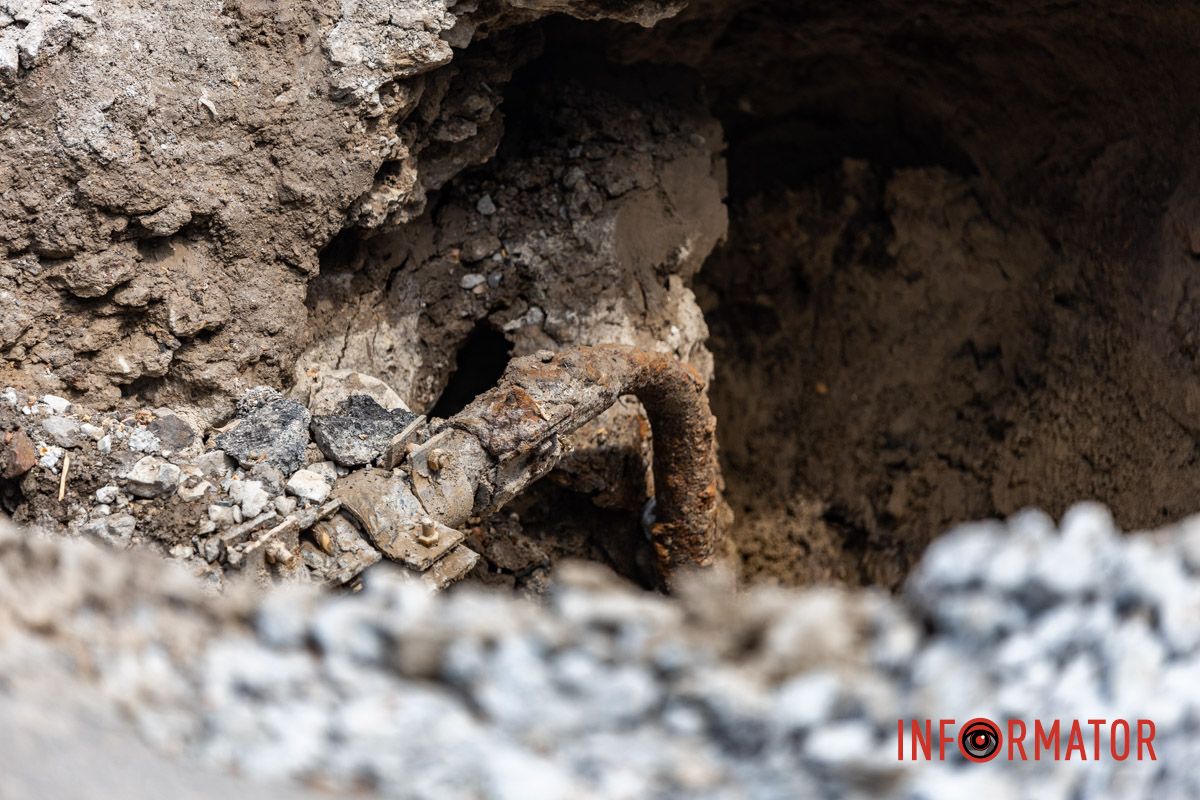 В Днепре перекрыли улицу Гоголя: коммунальщики снова раскопали яму 2