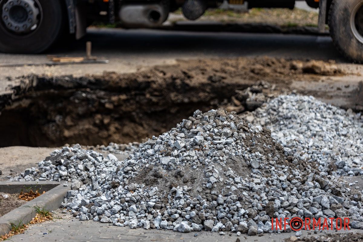 В Днепре перекрыли улицу Гоголя: коммунальщики снова раскопали яму 7