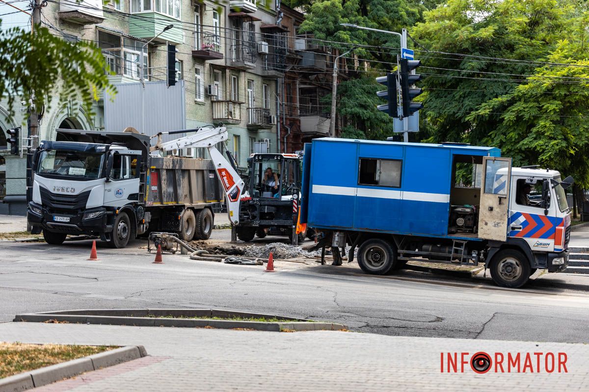 В Днепре перекрыли улицу Гоголя: коммунальщики снова раскопали яму 5