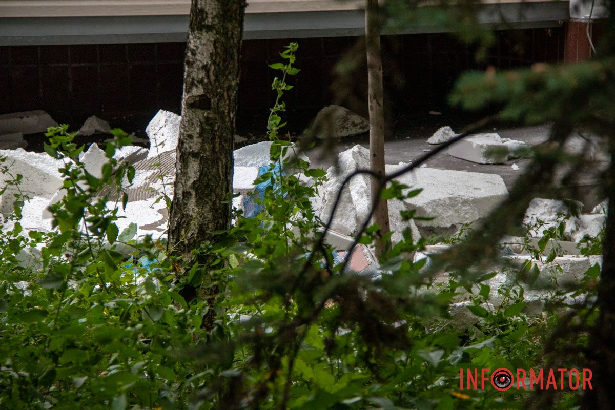 Неприбрані шматки пенопластку