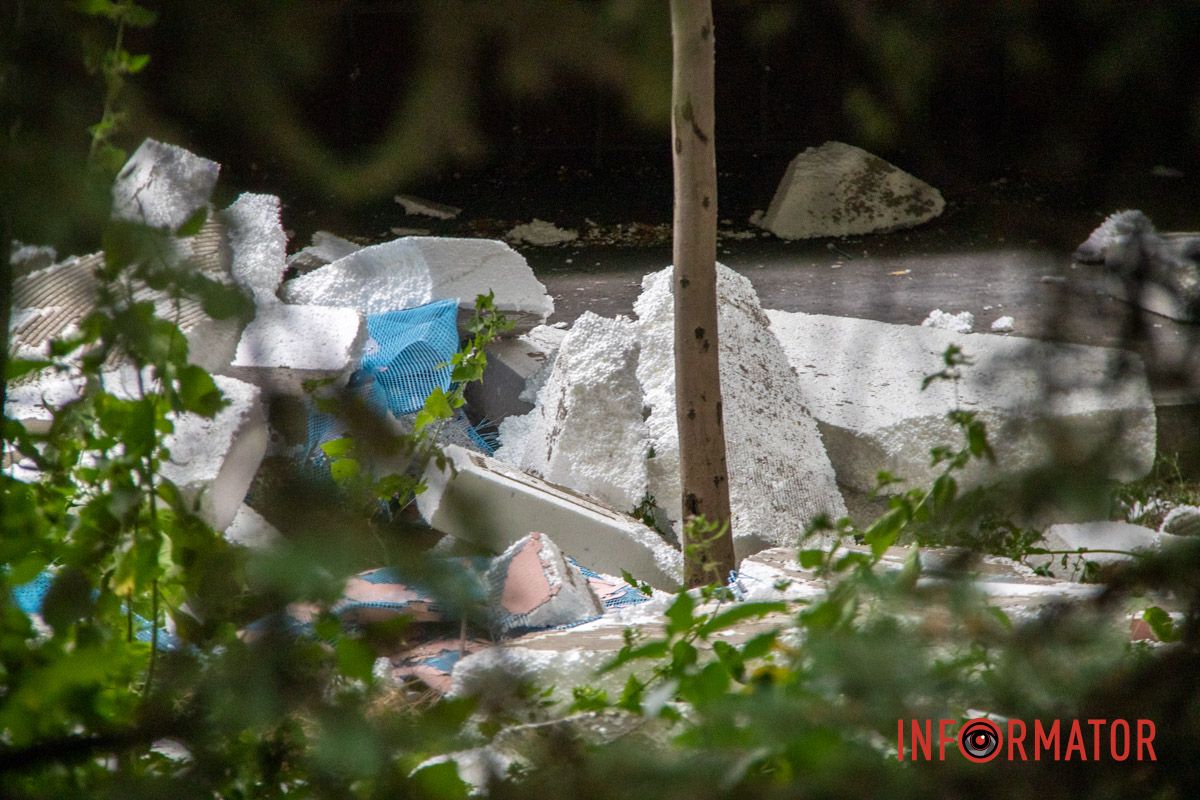 Шматки лежать просто неба