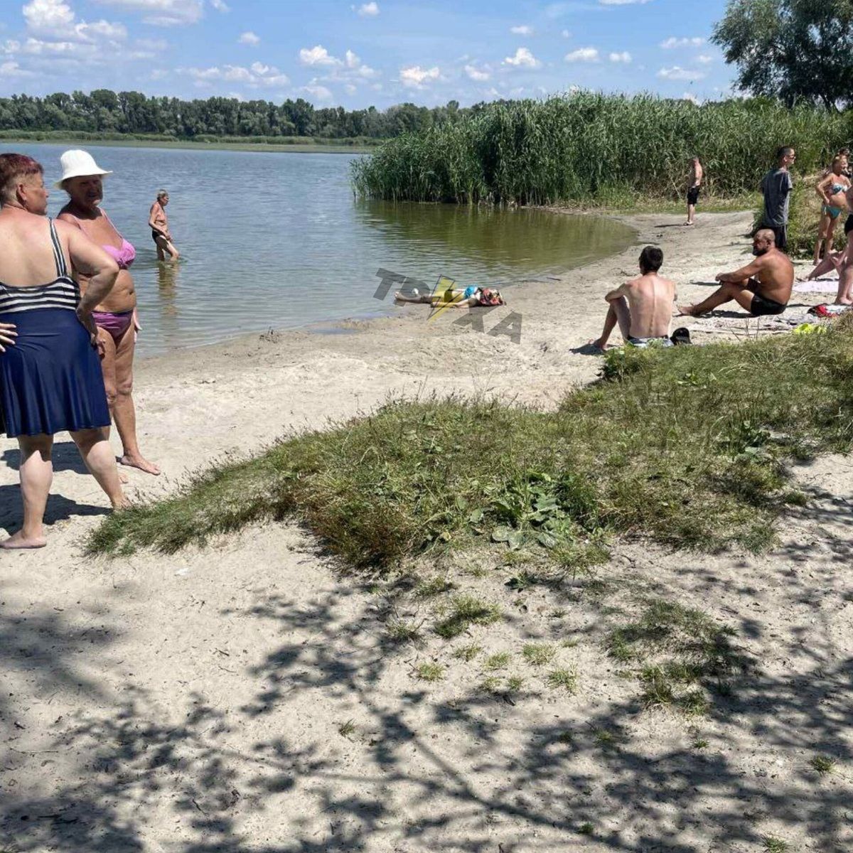 Женщина умерла на пляже в Днепре Женщина умерла на пляже в Днепре