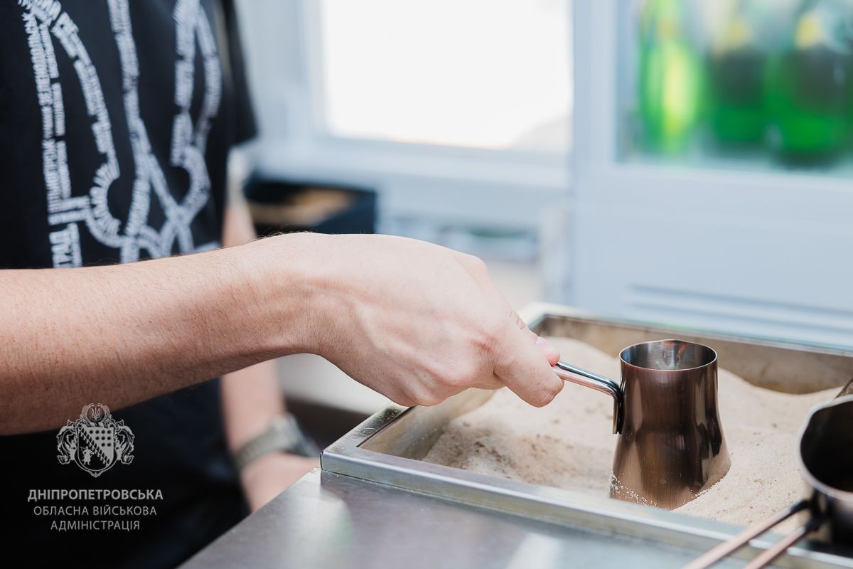 Напитки для защитников бесплатны, а готовит их ветеран: в Днепре открыли социальное кафе.