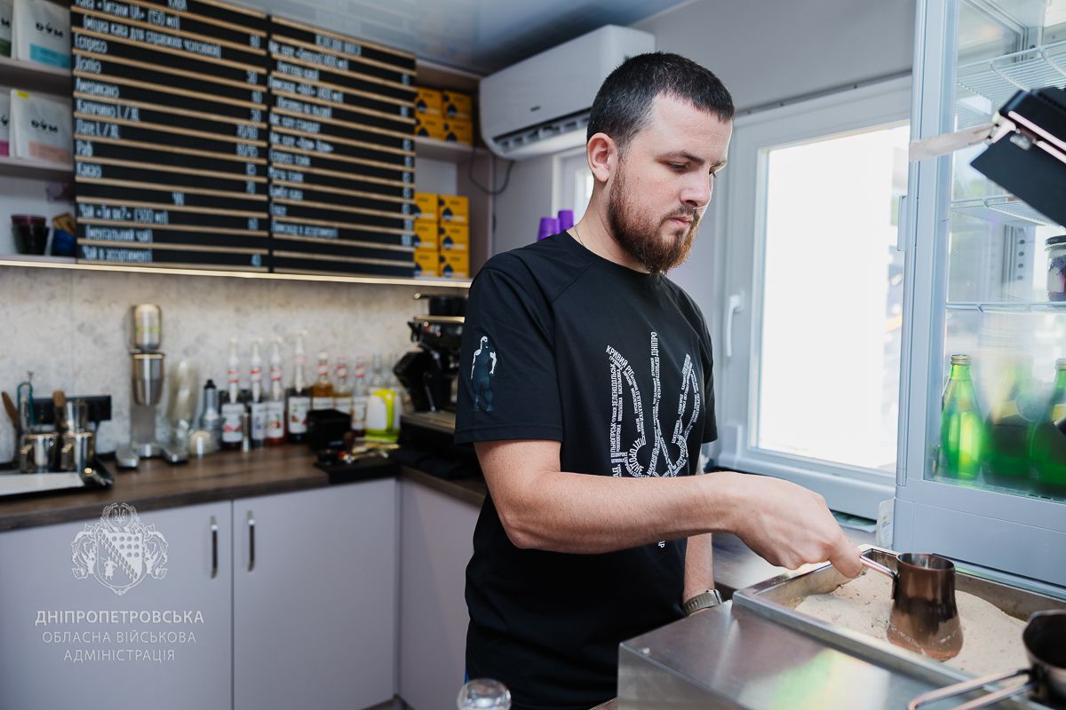 Напитки для защитников бесплатны, а готовит их ветеран: в Днепре открыли социальное кафе.