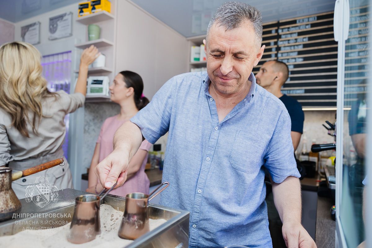 Напитки для защитников бесплатны, а готовит их ветеран: в Днепре открыли социальное кафе.