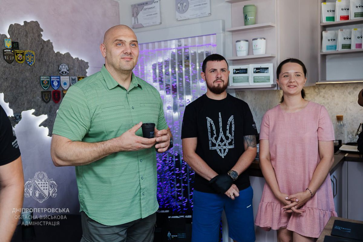 Напитки для защитников бесплатны, а готовит их ветеран: в Днепре открыли социальное кафе.