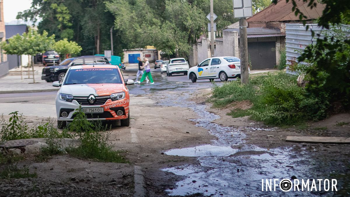У Дніпрі вулицю Героїв Крут заливає водою