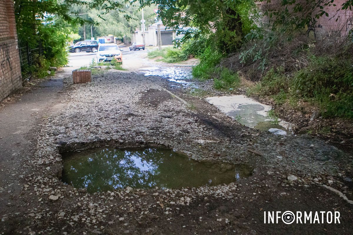 Звідси витікає вода У Дніпрі вулицю Героїв Крут заливає водою 2