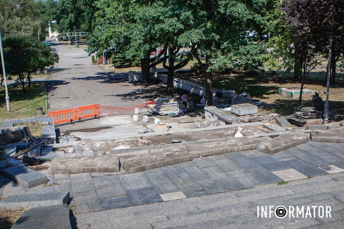 В Днепре в парке Глобы за более 2 миллионов гривен начали ремонтировать лестницу 9