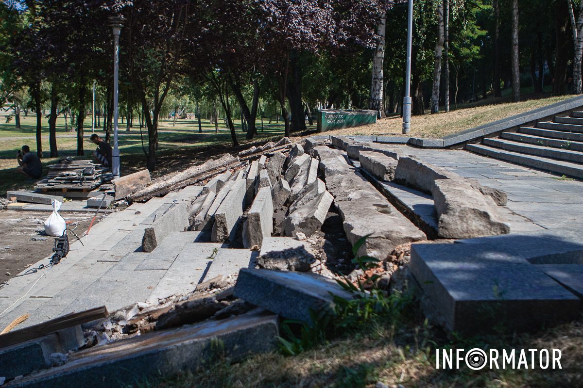 В Днепре в парке Глобы за более 2 миллионов гривен начали ремонтировать лестницу 6