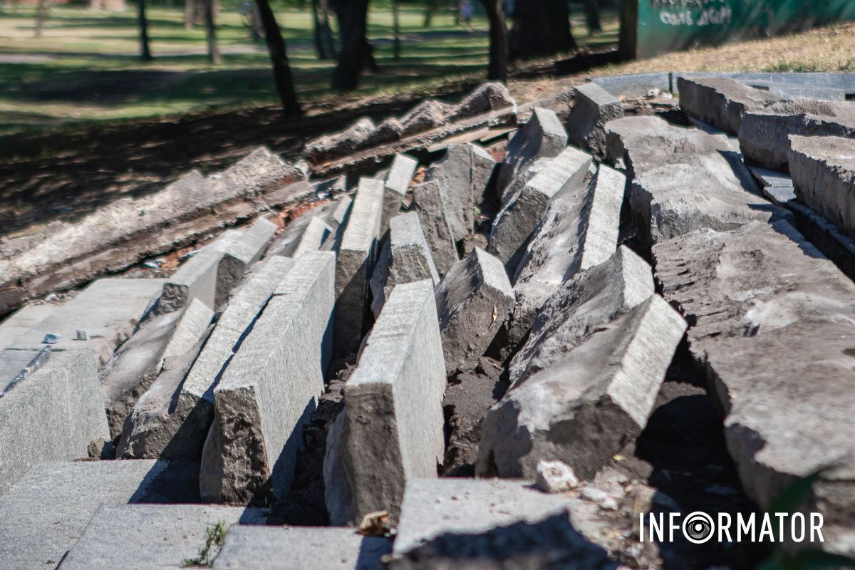 В Днепре в парке Глобы за более 2 миллионов гривен начали ремонтировать лестницу 5