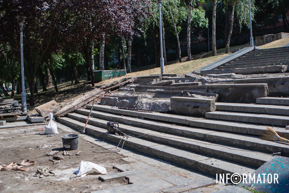 В Днепре в парке Глобы за более 2 миллионов гривен начали ремонтировать лестницу 7