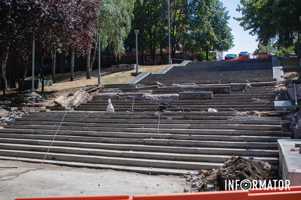 В Днепре в парке Глобы за более 2 миллионов гривен начали ремонтировать лестницу 8