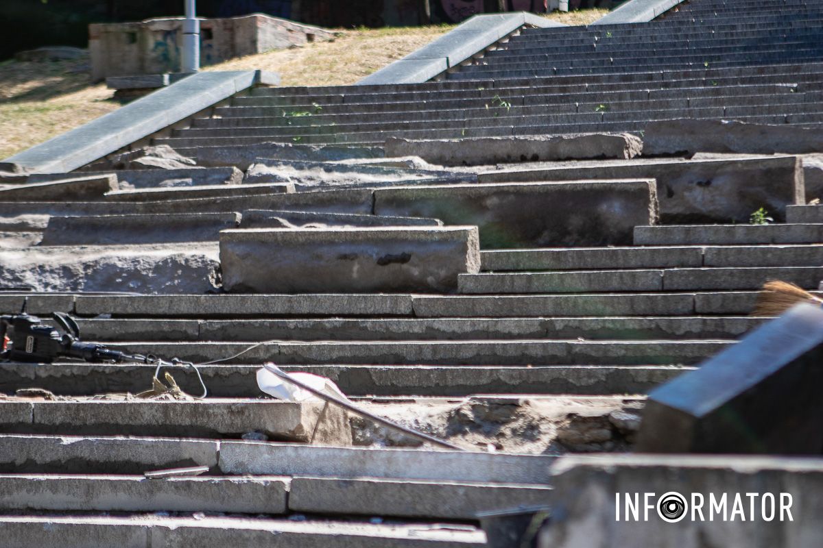 В Днепре в парке Глобы за более 2 миллионов гривен начали ремонтировать лестницу 11