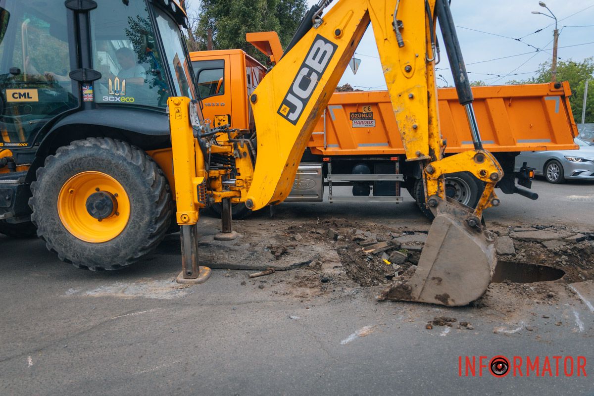 Коммунальные службы устраняют аварию на Ульяновской В Днепре на Ульяновской устраняют аварию на трубопроводе 1