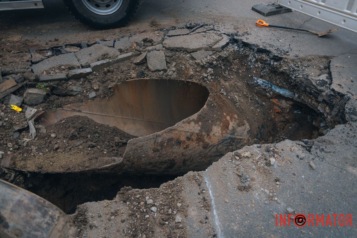 Устраняют аварию В Днепре на Ульяновской устраняют аварию на трубопроводе 9