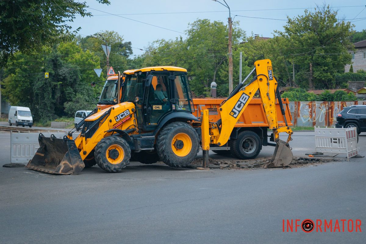 Коммунальщики демонтировали асфальт В Днепре на Ульяновской устраняют аварию на трубопроводе 3