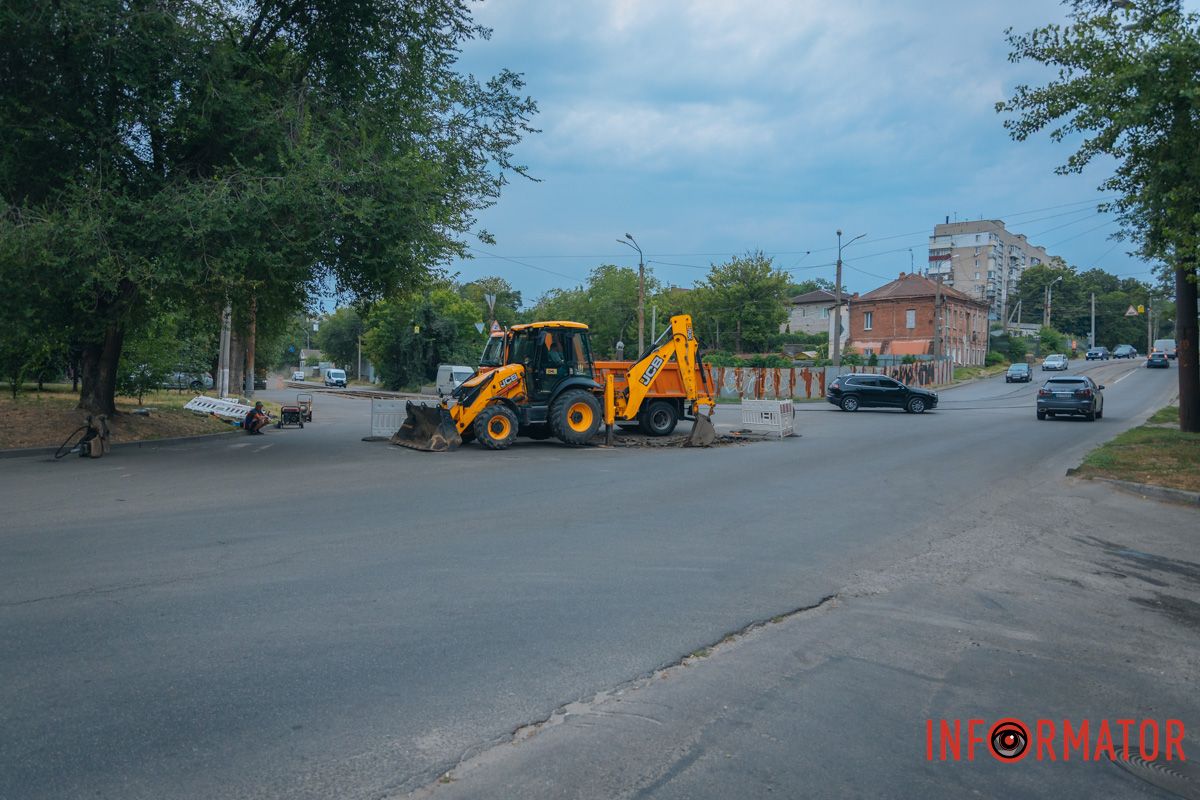 На дороге стоят трактор и грузовик. В Днепре на Ульяновской устраняют аварию на трубопроводе 2